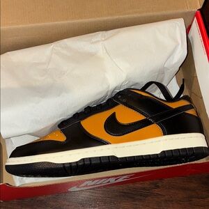 Nike Men's Black and Orange Sneakers